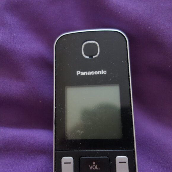 Panasonic Cordless Phone w/ Answering Machine Base & 2nd Cordless Phone w/ Base - Picture 4 of 11